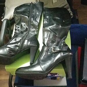 Stuart Madeline 8.5M Patent Pleather Boots